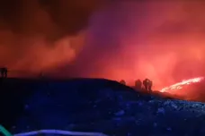Požár na skládce u Zdechovic likvidovali hasiči celou noc