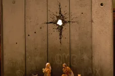 Trhlina po střele jako vánoční hvězda. Banksy znovu upozorňuje na stav palestinského Betléma