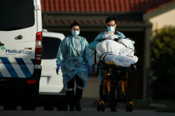 Ve Viktorii platí výjimečný stav. Obyvatelé Melbourne se nesmí šest týdnů vzdálit od svých domovů