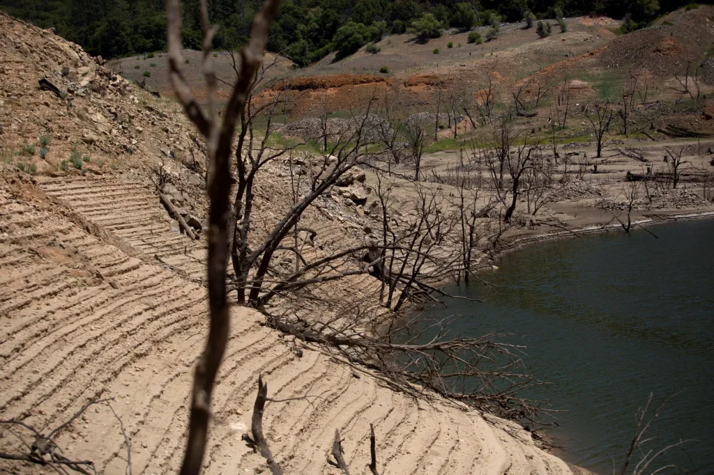 Nízká hladina vody v důsledku sucha je patrná v přehradě Hoover Dam poblíž Las Vegas a v nádrži Orovillen na západním úpatí pohoří Sierra Nevada