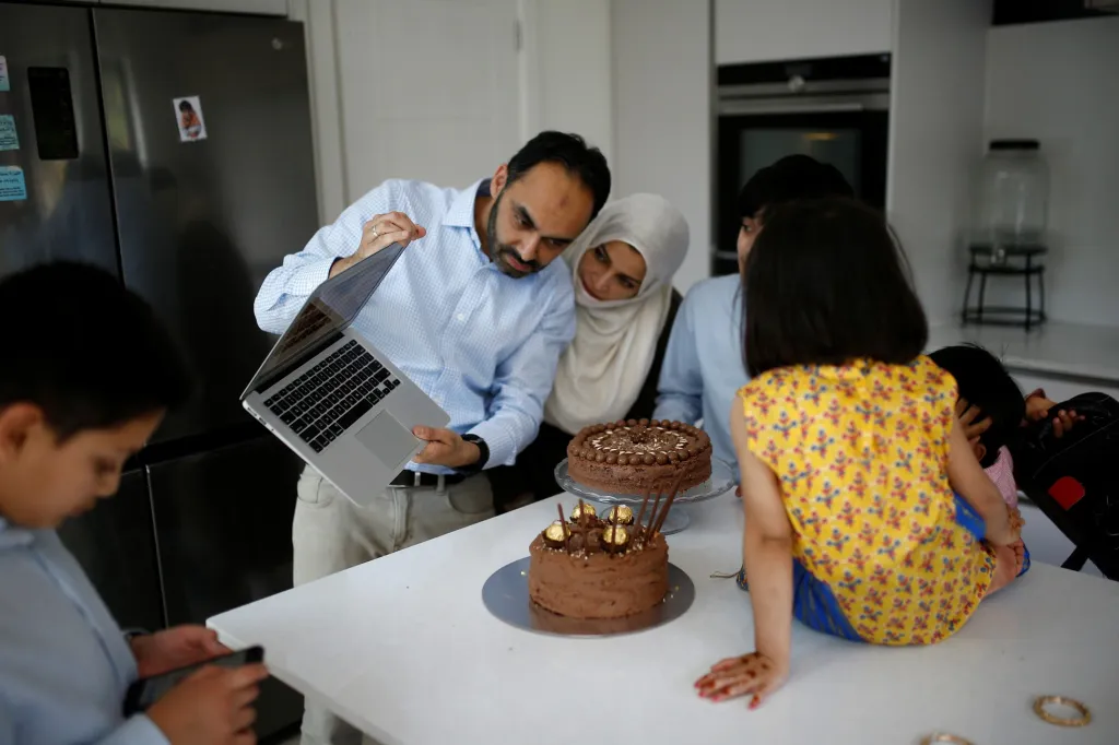 Farood Ahmed ukazuje své vzdálené rodině přes sociální sítě dort, který si upekla jeho rodina k svátku přerušení půstu