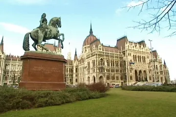 Maďarští poslanci zvedli ruce pro znárodnění soukromých důchodů