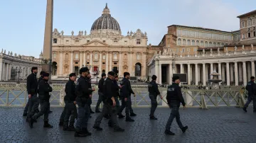 Italská policie dohlíží na pořádek v davu lidí na svatopeterském náměstí