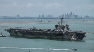 USS Abraham Lincoln připlouvá k přístavu Laem Chabang v Thajsku