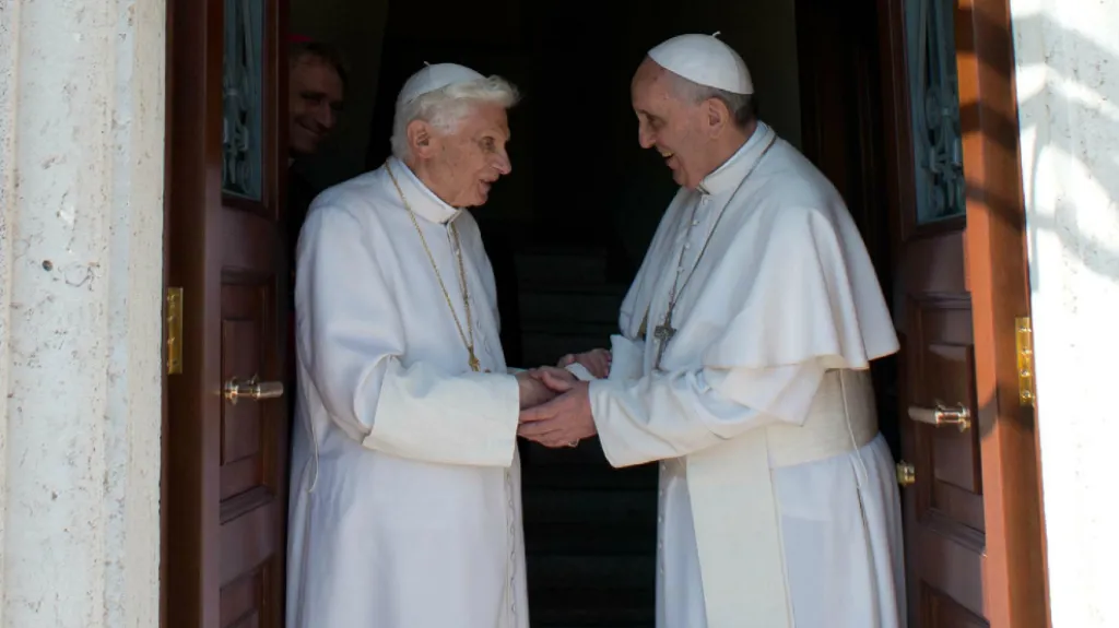 Papež František přivítal Benedikta ve Vatikánu