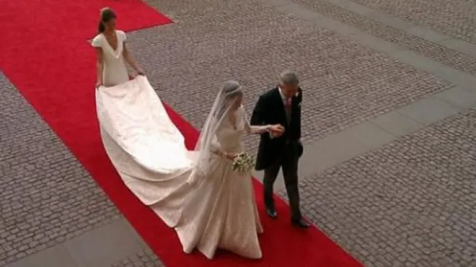 Svatební šaty Kate půjdou na dračku