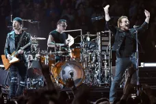 U2 se rozhodli cestovat časem. Na nové desce nahráli své staré skladby „intimněji"
