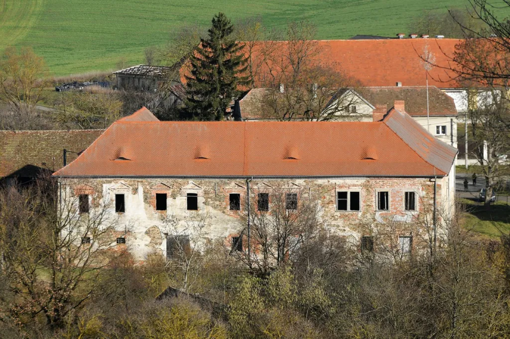 V roce 1998 byl na zámek vydán demoliční výměr, proto ho spolek převzal do vlastnictví a začal ho postupně spravovat. „Byl v zuboženém stavu, poškozený povětrnostními vlivy a požárem. Naší snahou je učinit z obce známé kulturní, společenské a turisticky atraktivní centrum regionu a přilákat české i německé zájemce o památky a kulturní akce,“ řekla Šušová