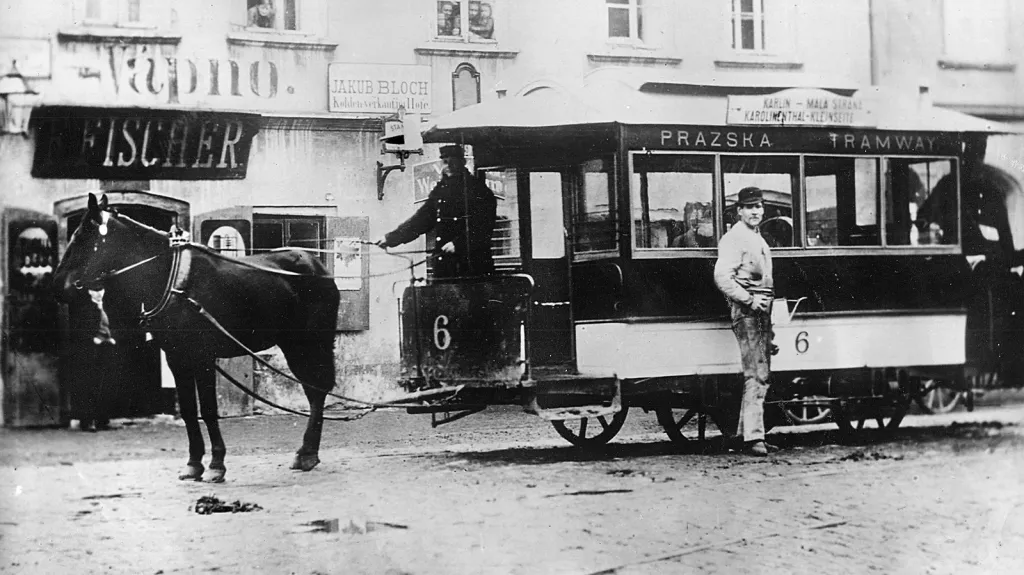 Vůz koněspřežné tramvaje č. 6  na konečné v Karlíně kolem roku 1886 . Vyroben byl ve Spojených státech amerických. Pražská koněspřežná tramvaj zahájila provoz 23. září 1875. Tento den se  připomíná jako vznik pražské MHD.