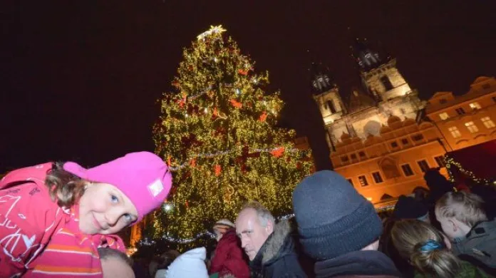 Jak se rozsvítil vánoční strom v Praze