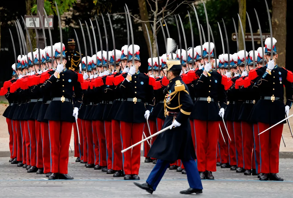 Kadeti vojenské akademie École spéciale de Saint-Cyr při ceremonii u Vítězného oblouku v Paříži.