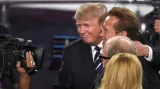 Trump při společném focení s bývalým guvernérem Kalifornie Schwarzeneggerem