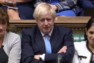 Královna potvrdila zákon proti brexitu bez dohody. Poslanci znovu odmítli předčasné volby