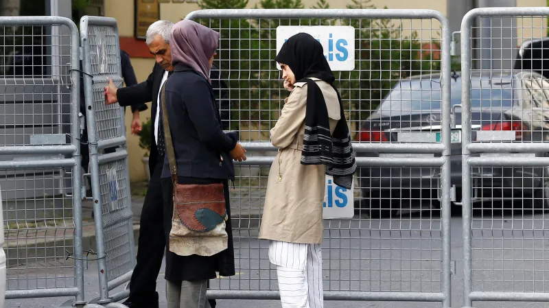 Chášakdžího snoubenka Hatice před saúdskoarabským konzulátem v Istanbulu