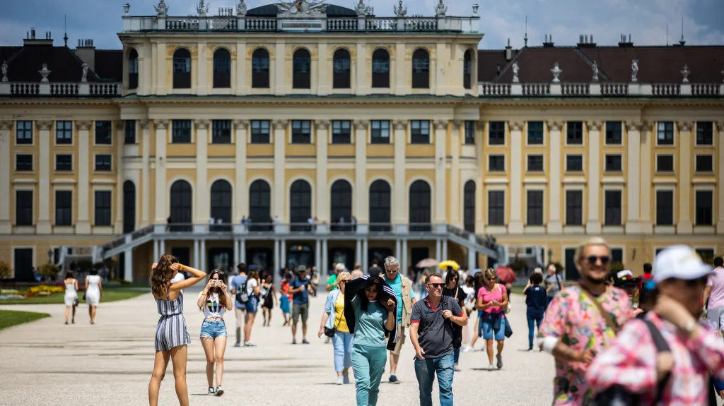 Turisté před vídeňským palácem Schönbrunn