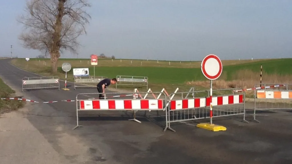 V Šardicích se propadla část silnice