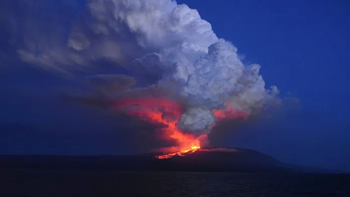 Výbuch sopky na Galapágách