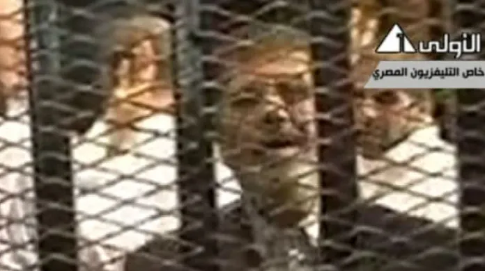 Události: Soud s Mursím začal a hned zase skončil