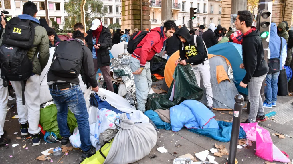 Vyklízení provizorního uprchlického tábora v Paříži