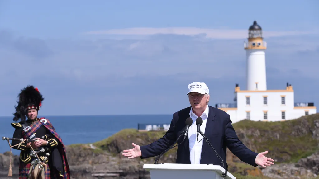 Donald Trump ve svém resortu ve skotském Turnberry v roce 2016