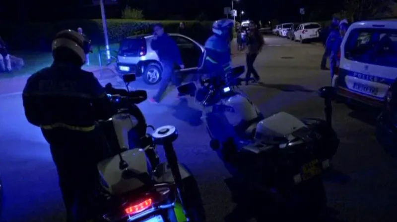 Události ČT: Na riziko v práci jsou policisté zvyklí. Radikál hlásící se k IS ale útočil u jednoho z nich doma