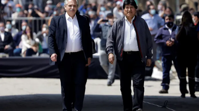 Na argentinsko-bolivijskou hranici Moralese doprovodil argentinský prezident Alberto Fernández