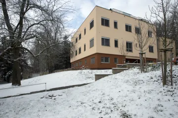 Pacient s nožem napadl personál slánské nemocnice, ochranka ho postřelila