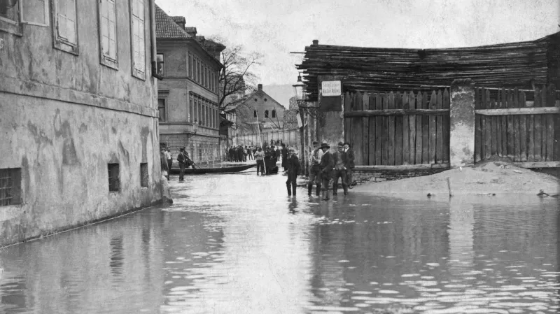 Zatopené Janské náměstí v roce 1890 – oblast přibližně současného náměstí Curieových