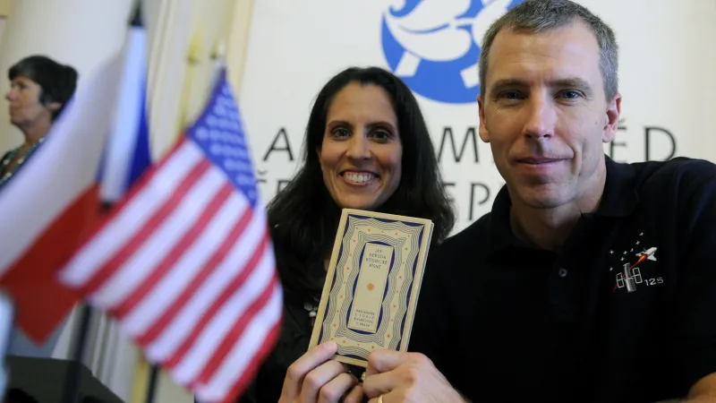 Americký astronaut Andrew Feustel s manželkou Indirou a sbírkou Písně kosmické