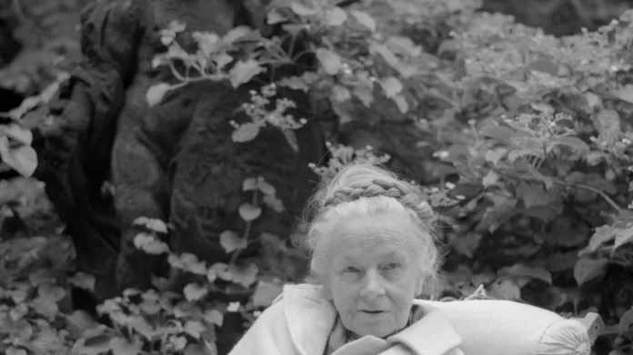 Hana Wichterlová v zahradě svého ateliéru (1981)