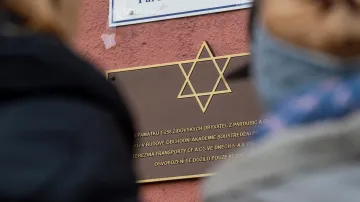 Transporty Židů do Terezína připomíná v Pardubicích nová pamětní deska