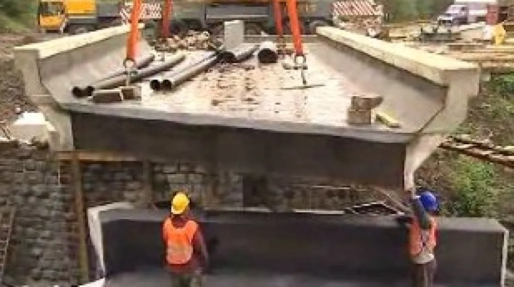 Přesun betonového mostu