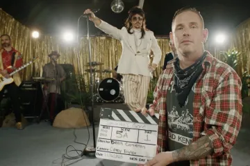 Klip týdne: Sólovka Coreyho Taylora paroduje a baví