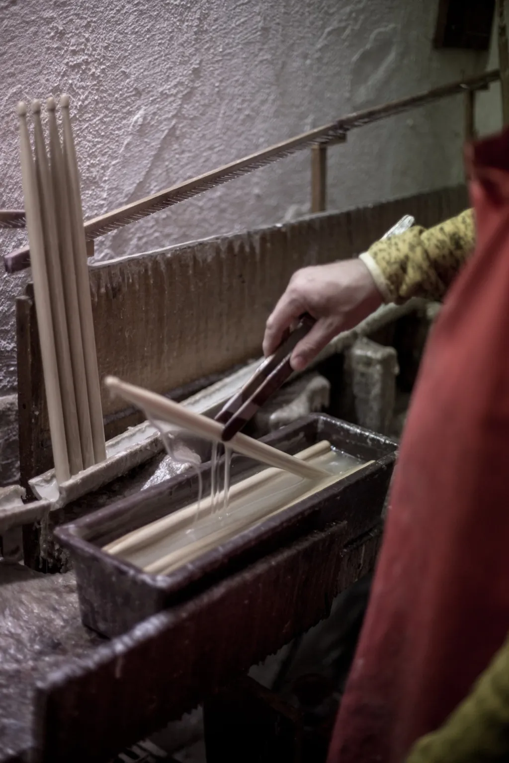 Špatně zvolená palička může hráčům způsobit zdravotní potíže. Mezi nejčastější zdravotní komplikace patří záněty šlach nebo tenisový loket. Rozhoduje ale i mnoho dalších faktorů jako je stavba těla (ruky), genetická zátěž nebo přetrénování. Na snímku jsou paličky v procesu lakování