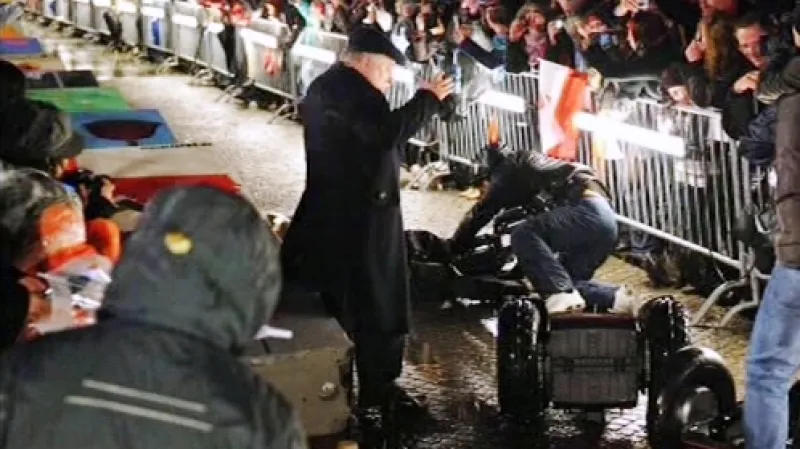 Lech Walesa po srážce s kameramanem v Berlíně