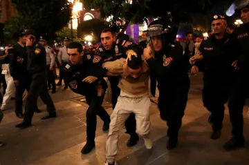 Baku chce začlenit karabašské Armény do Ázerbájdžánu. Separatisté podle Moskvy začali skládat zbraně