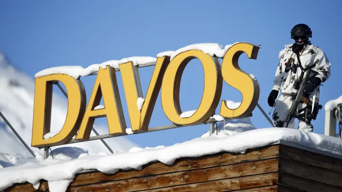 Speciální švýcarská policie monitoruje okolí Davosu ze střech několika budov během jednání světových lídrů na fóru v Davosu (2017)