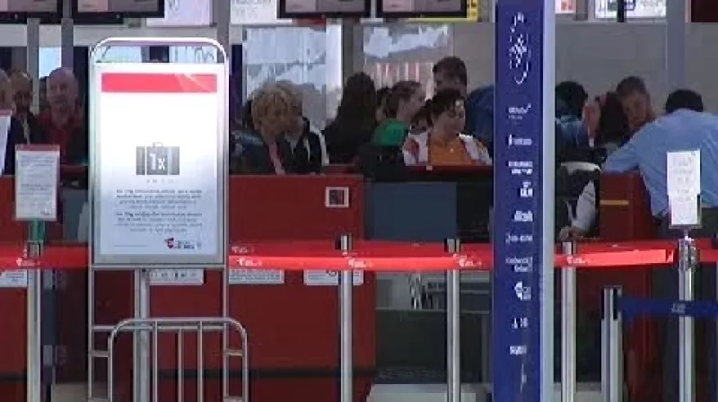 Lidé čekají na odbavení