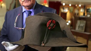 Slavný Napoleonův klobouk se vydražil za 1,9 milionu eur