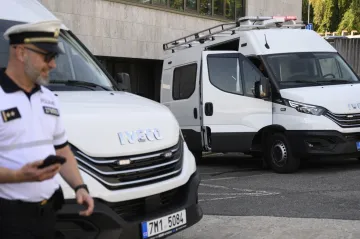 Policie nasazuje dodávky na odhalování nepozorných řidičů. Jsou plné kamer