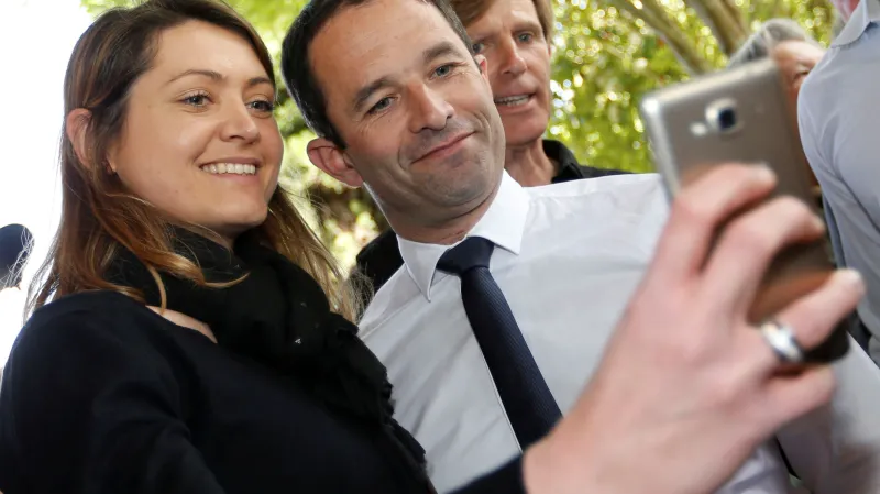 Benoit Hamon pózuje se svými fanoušky během kampaně