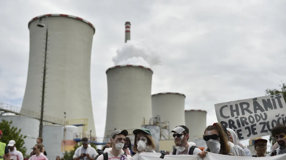 Protest u chvaletické elektrárny