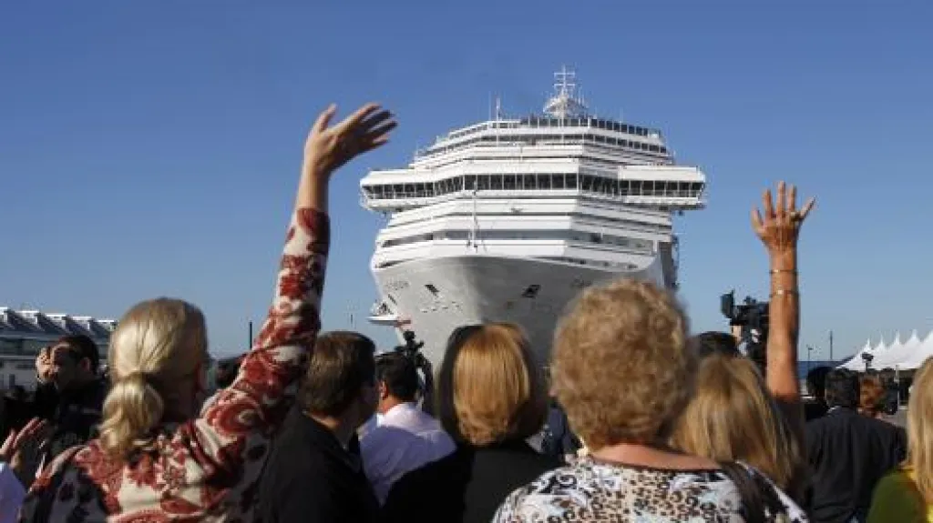 Porouchaná loď dorazila do přístavu