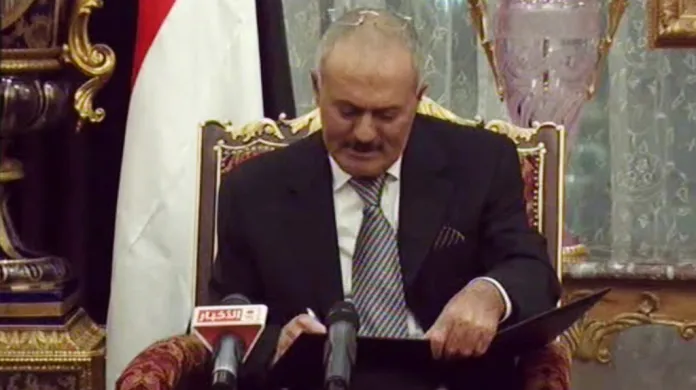 Alí Abdalláh Sálih při podpisu dohody o předání moci