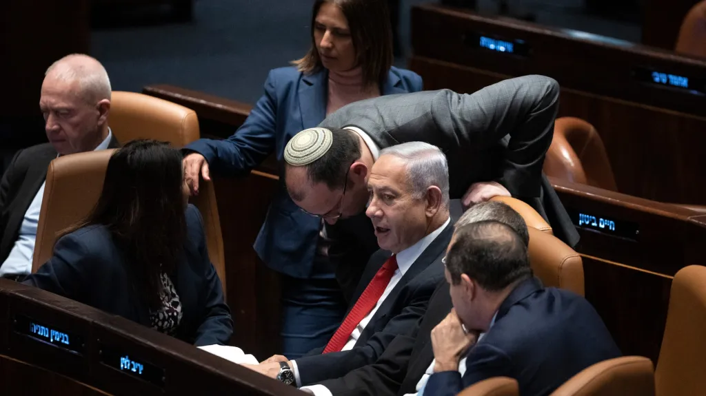 Benjamin Netanjahu v Knesetu při projednávání soudní reformy