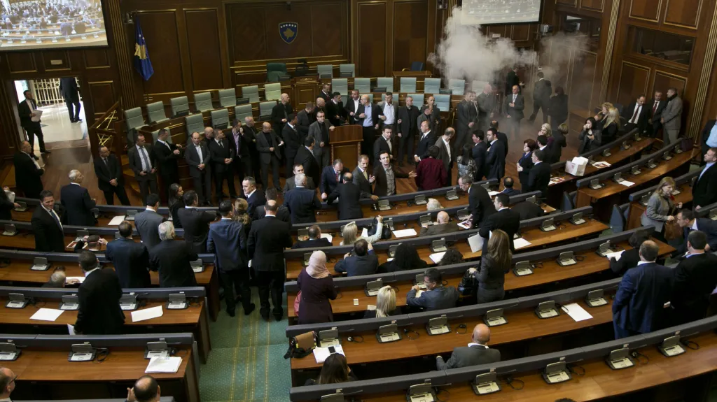 Slzný plyn v kosovském parlamentu