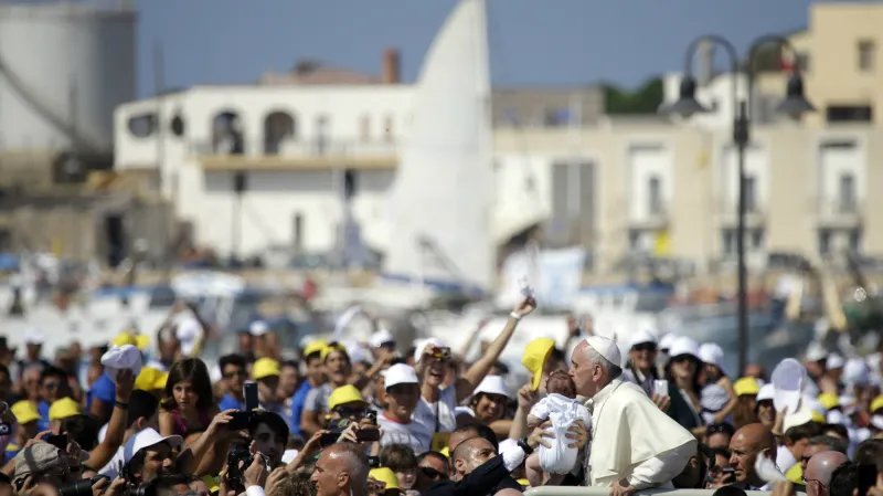 Františka čekaly na Lampeduse zástupy lidí