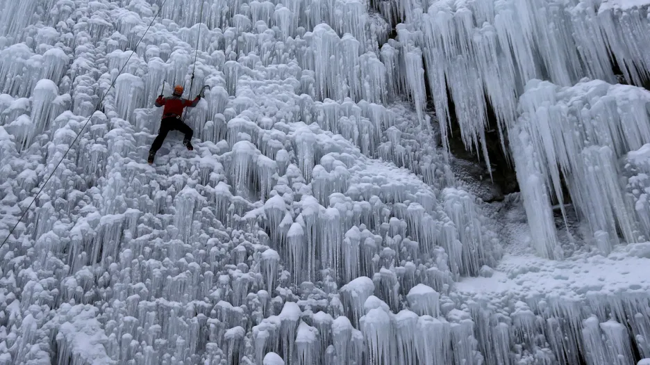 Lezec na umělé stěně v Liberci během extrémních mrazů, které v regionu přinesly teploty sahající až k minus 20 °C.