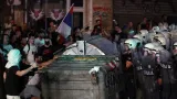 Střety mezi demonstranty a policií v Bělehradu
