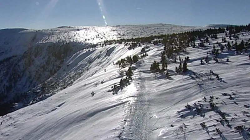 Krkonoše jsou stále víc oblíbené mezi vyznavači snowkitingu, ve kterém se za použití tažného draka jezdí na lyžích nebo na snowboardu.